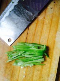 口感丰富的豆角炒肉丝做法图解3)