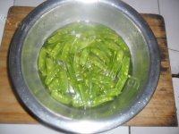 家常菜荷兰豆炒肉丝做法图解1)