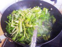 家常菜腊肉炒芹菜做法图解3)