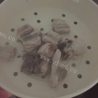 美味的玉米胡萝卜排骨汤做法图解5)