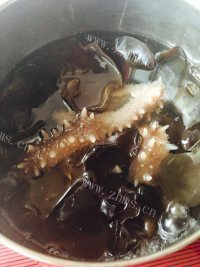 好吃的海参木耳瘦肉汤做法图解5)