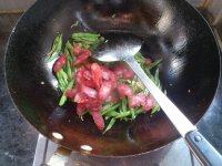 家常菜豆角炒香肠