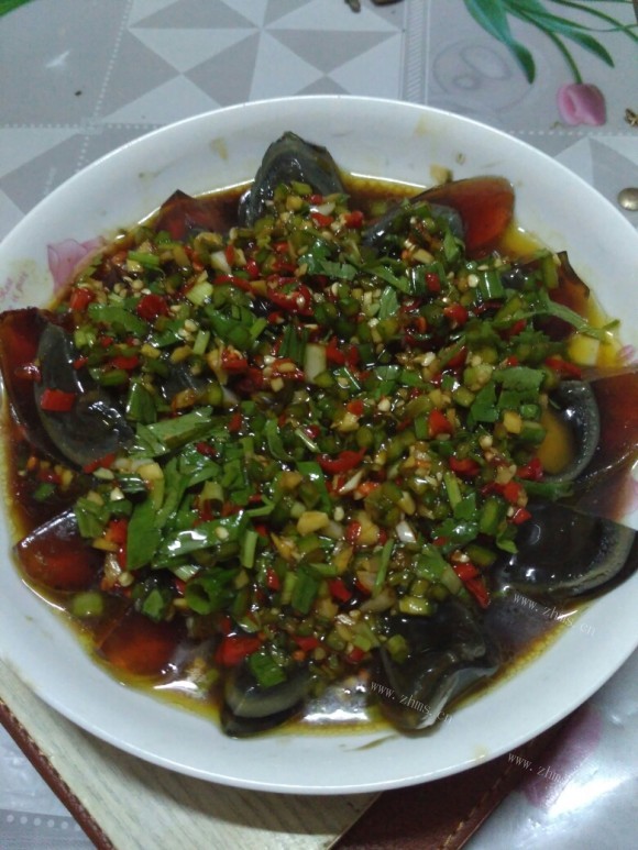 热腾腾的凉拌皮蛋