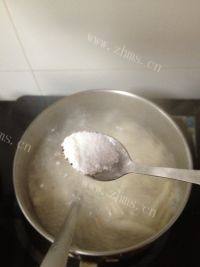 家常蟹味菇肉丸汤做法图解7)
