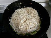 蒜苔肉丝焖面做法图解9)