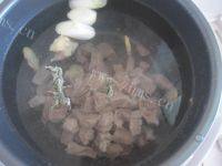 美味的牛肉汤做法图解5)