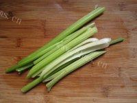 家常菜芹菜拌木耳做法图解2)