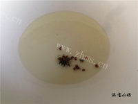 美味的猪肉酸菜炖粉条做法图解6)