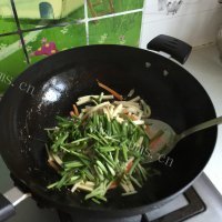 家常菜韭菜炒豆干做法图解9)