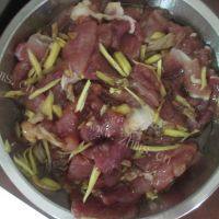 家常菜瘦肉炒丝瓜做法图解2)