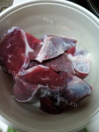 色泽鲜亮的红烧牛肉面做法图解2)