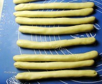 香气浓郁的香脆小麻花做法图解3)