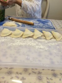 美味的韭菜盒子做法图解7)
