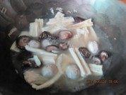 腐竹香菇汤做法图解3)