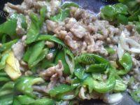味道不错的青椒炒肉做法图解8)
