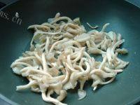 家常菜平菇肉片汤做法图解4)