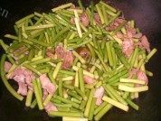 美味的蒜苔炒肉片做法图解4)