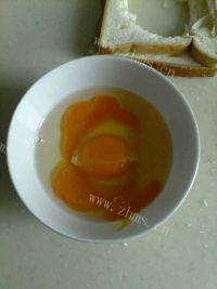 美味早餐吐司煎蛋做法图解4)