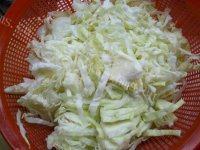 家常菜清炒包菜丝做法图解2)