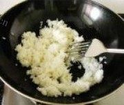 美味的韩式泡菜培根炒饭做法图解3)