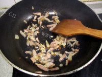 美味的腊肉土豆焖锅巴饭的做法图解二