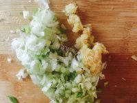 美味的芹菜肉包子做法图解4)