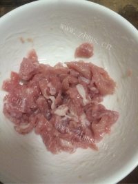 红萝卜炒肉片做法图解2)