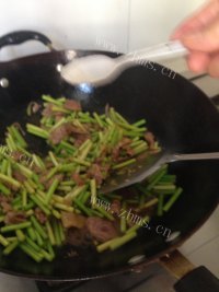 香甜可口的蒜苔肉片做法图解7)