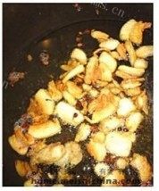 美味的黄花菜烧猪肉做法图解4)