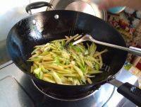 家常菜芹菜炒土豆做法图解10)