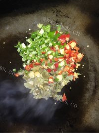 美味的莴笋干炒肉做法图解7)