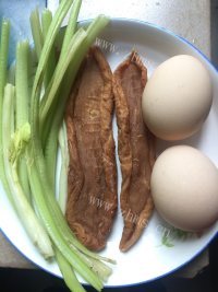美味的萝卜干炒饭做法图解2)
