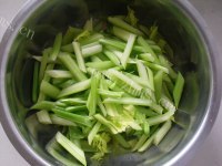 家常菜芹菜炒腊肠做法图解2)