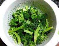西兰花炒肉做法图解2)