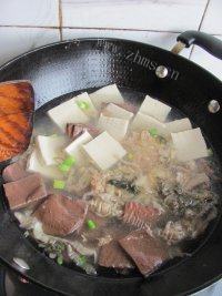 酸菜白肉锅做法图解17)