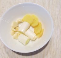 美味的莲藕玉米排骨汤做法图解3)