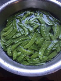 独特的荷兰豆炒肉做法图解1)