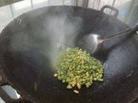 家常菜毛豆炒茭白做法图解4)