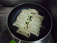 美味的猪肉韭菜锅贴做法图解12)
