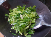最喜欢吃的芹菜炒肉丝做法图解5)