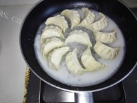 诱人的冰花煎饺做法图解6)