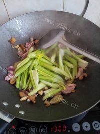 甘脆的西芹炒肉做法图解5)
