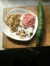 美味的榨菜肉丝面做法图解3)