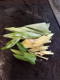啧啧称赞的蕃茄酥焖带鱼做法图解3)