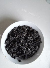 美味的核桃黑芝麻糊做法图解4)