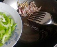 自制芹菜炒肉片做法图解5)