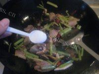 家常芹菜腊肉做法图解11)