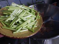 香气浓郁的蒜苔炒腊肉做法图解6)