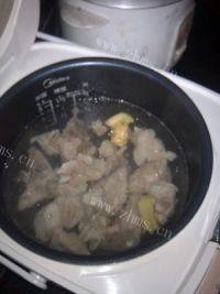 美味的香菇排骨汤做法图解5)