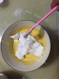 回味无穷的酸奶戚风蛋糕做法图解10)